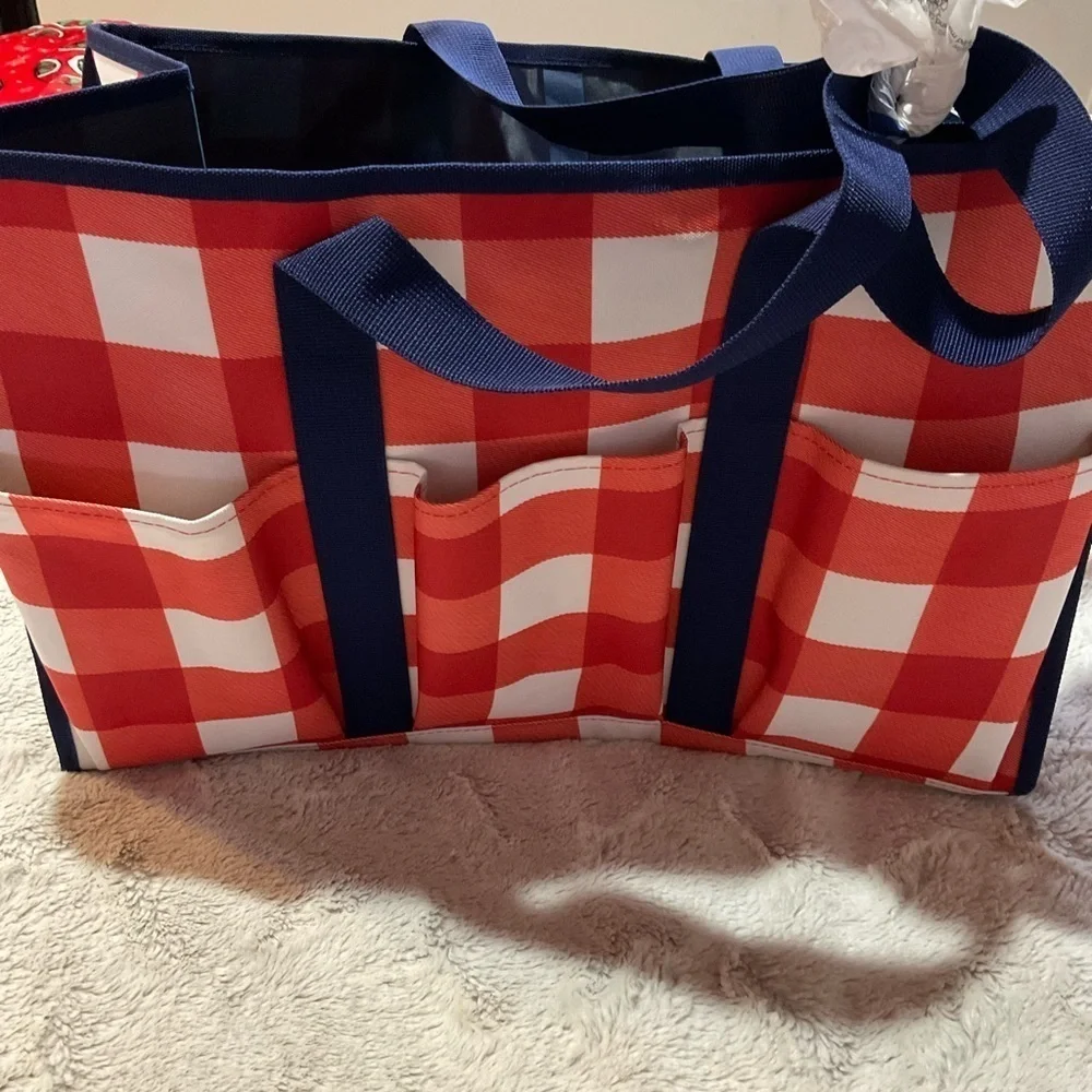 Crown & Ivy Beach Tote - Picture 1 of 7
